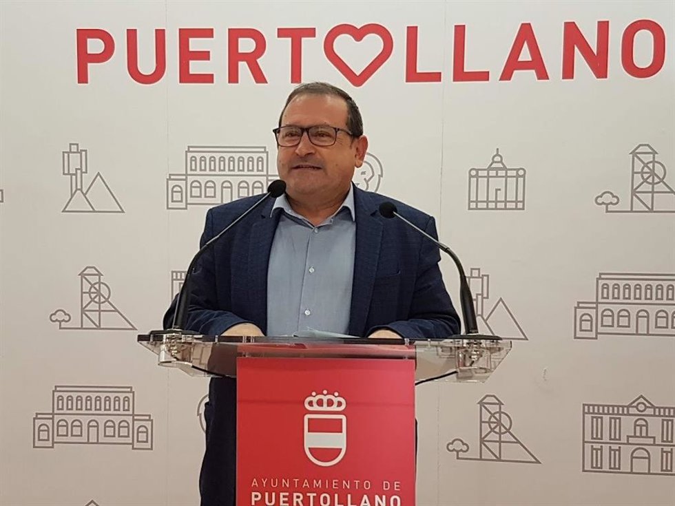 El alcalde de Puertollano, Adolfo Muñiz, hace balance de los 100 días de su mandato al frente del Ayuntamiento.