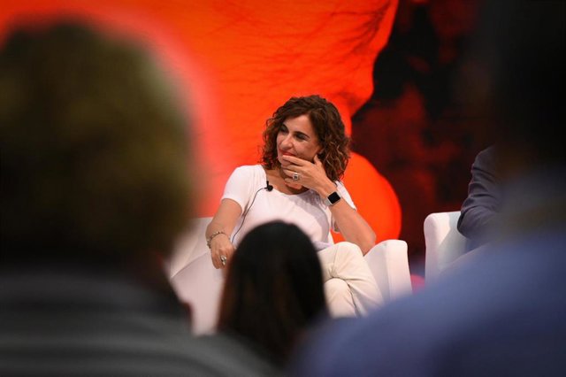 La ministra de Hacienda, María Jesús Montero, en el encuentro ‘Avanzamos en Políticas de Bienestar Social’, enmarcado en la segunda jornada del 40 Congreso Federal del PSOE, a 16 de octubre de 2021, en Valencia