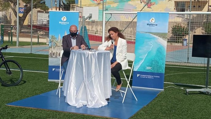 El conseller insular de Turismo y Deportes, Andreu Serra, y la presidenta del Consell de Mallorca, Catalina Cladera.