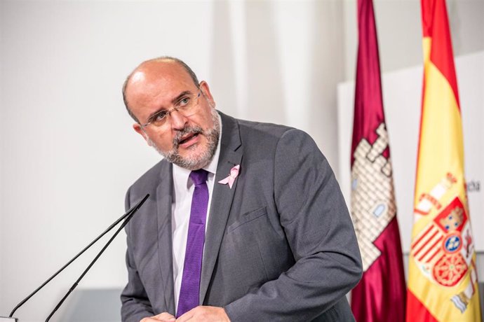 El vicepresidente regional, José Luis Martínez Guijarro, comparece en rueda de prensa en el Palacio de Fuensalida, para informar sobre los acuerdos aprobados en el Consejo de Gobierno.