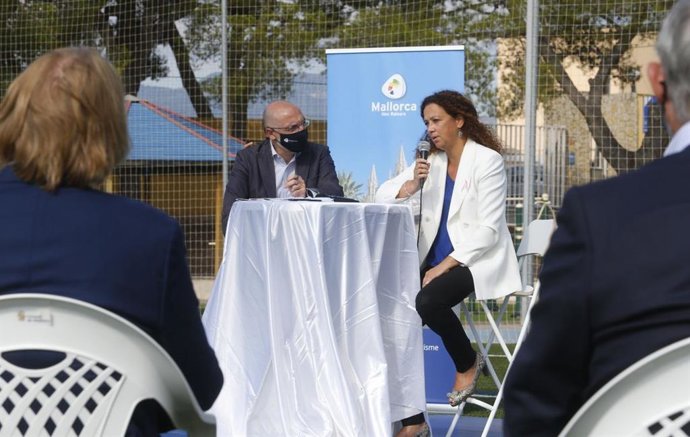 El conseller insular de Turismo, Andreu Serra; y la presidenta del Consell de Mallorca, Catalina Cladera.