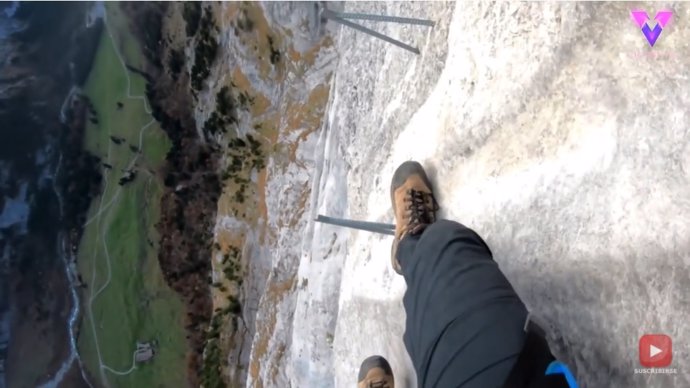 Este hombre se graba atravesando una vía ferrata a 700 metros de altura y el vertiginoso vídeo se hace viral