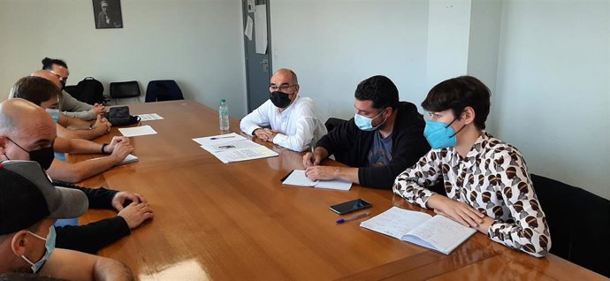 La portavoz nacional del BNG, Ana Pontón, en una reunión con el comité de empresa de Alu Ibérica