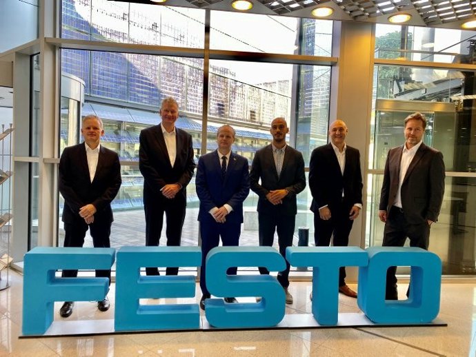En el centro, el secretario de Empresa y Competitividad, Albert Castellanos, y el director general de Innovación y Emprendimiento de la Generalitat, Lluís Junc en la presentación del centro de ventas de Festo