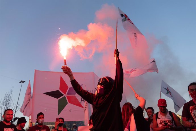 18 October 2021, Chile, Santiago: A man lights a flare during a protest marking the second anniversary of the wave of mass protests that demanded, among other things, a reform of the Constitution. Photo: Matias Basualdo/ZUMA Press Wire/dpa