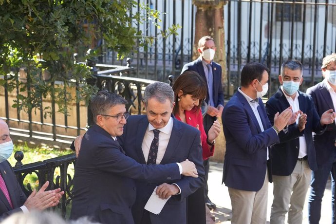 José Luis Rodríguez Zapatero abraza a Patxi López en presencia de Idoia Menia y otros miembros del PSE-EE, en la Casa de Juntas de Gernika