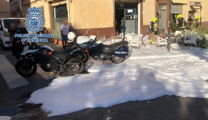 Detenido por rociar con gasolina las mesas y clientes de un bar y amenazar con prenderles fuego