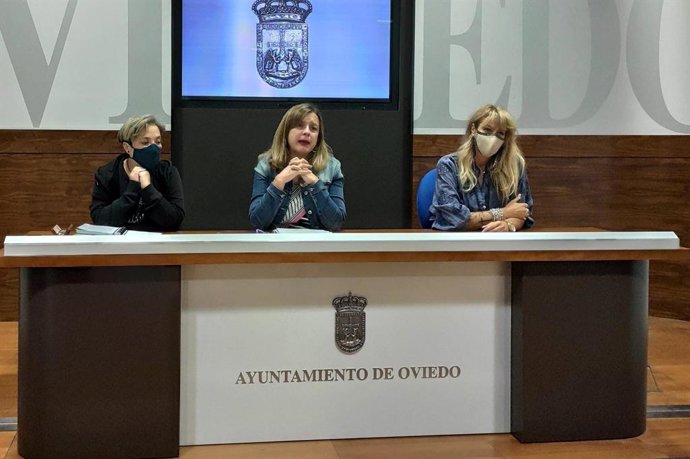 La portavoz de Somos Oviedo, Ana Taboada, en rueda de prensa junto a la presidenta de la Plataforma ciudadana pro animales de Oviedo, Sandra Suárez, y la activista Sandra Álvarez.