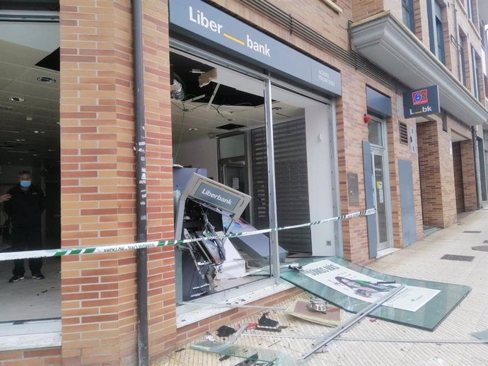 Estado del banco de San Claudio tras el robo de este sábado