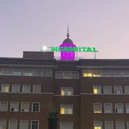 El Hospital Virgen del Rocío se ilumina de rosa en el Día Mundial del Cáncer de Mama