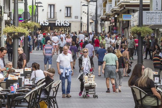 Archivo - Una calle de Benidorm, Alicante, próxima al paseo marítimo, llena de turistas paseando y en las terrazas, durante las vacaiones de Semana Santa.