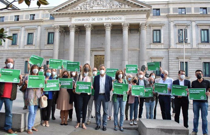 El presidente de Satse, Manuel Cascos, junto a los secretarios generales autonómicos del sindicato, a las puertas del Congreso de los Diputados.