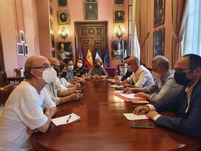 Encuentro entre el Ayuntamiento de Sevilla y vecinos para abordar la ordenanza de veladores