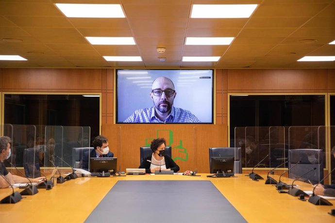 El Govern presenta en el Parlamento Vasco su apuesta por las renovables y el equilibrio de las desigualdades energéticas.