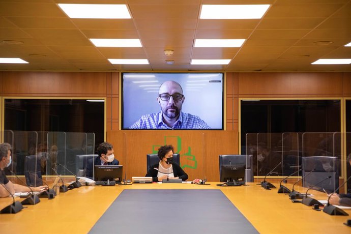 El Govern presenta en el Parlamento Vasco su apuesta por las renovables y el equilibrio de las desigualdades energéticas.