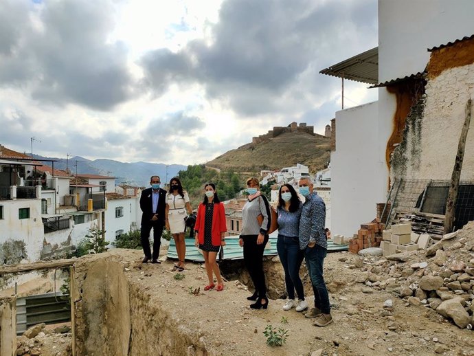 La delegada territorial de Turismo de la Junta en Málaga, Nuria Rodríguez, visita el municipio malagueño de Álora.