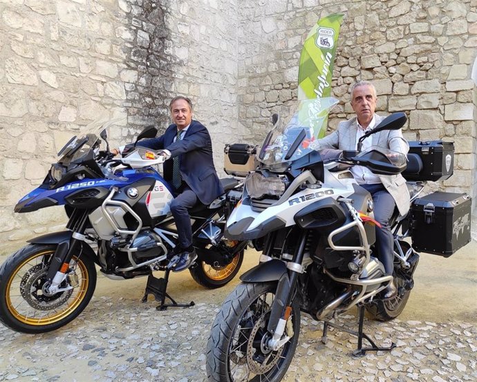 El delegado de Turismo de la Junta, Ángel Pimentel (izda.), y el alcalde de Lucena, Juan Pérez, en la presentación de 'Rider Andalucía'.