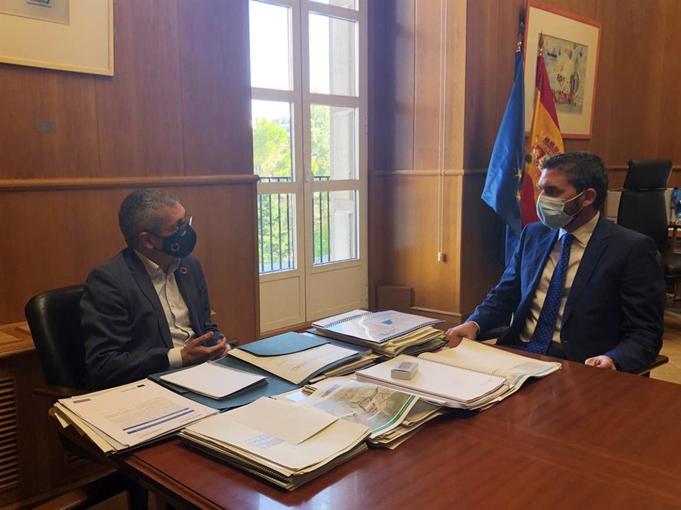 El consejero Antonio Luengo (d) durante su entrevista con el secretario de Estado de Medio Ambiente, Hugo Morán