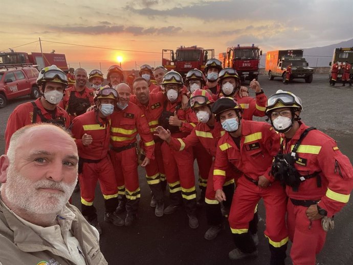 El chef español José Andrés, con miembros de los equipos de emergencia en La Palma