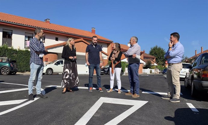 Visita, este mediodía, del alcalde de Siero, Ángel García, a La Fresneda, con motivo de la finalización de la mejora del asfaltado de varias calles.