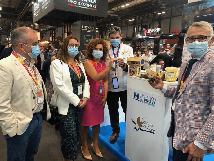 La presidenta de la Diputación de Huelva, María Eugenia Limón, con los productos de Huelva en el Salón Gourmets de Madrid.
