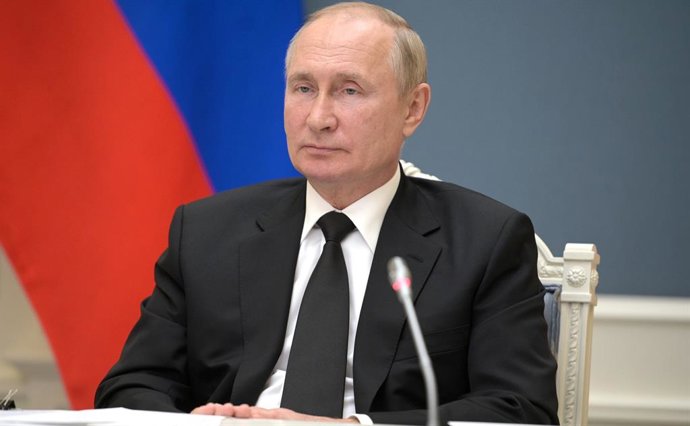 Archivo - FILED - 09 September 2021, Russia, Moscow: Russian President Vladimir Putin participates in the virtual BRICS summit via a video link. Russian President Vladimir Putin is self-isolating after people in his "inner circle" tested positive for co