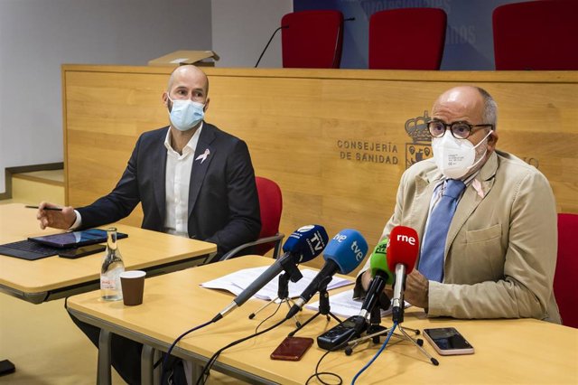 El consejero de Sanidad, Miguel Rodríguez, y el director general de Salud Pública, Reinhard Wallmann