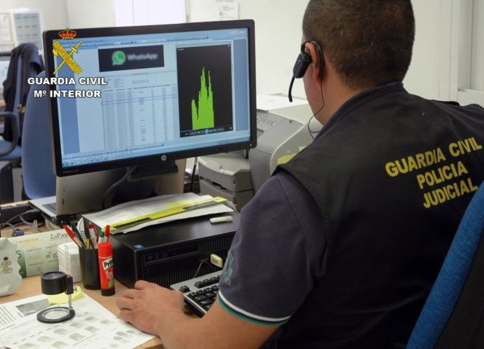 Archivo - Un agente de la Guardia Civil investigando un caso de 'sexting'