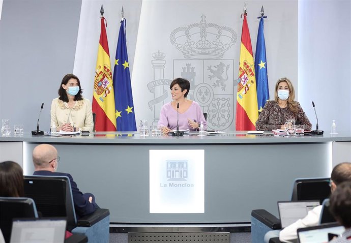 (I-D) La ministra de Justicia, Pilar Llop; la ministra de Política Territorial y portavoz del Gobierno, Isabel Rodríguez; y la ministra de Transportes, Movilidad y Agenda Urbana, Raquel Sánchez.