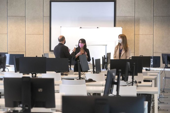 La conselleira de Emprego e Igualdade, María Jesús Lorenzana, visita el Centro de Novas Tecnoloxías de Galicia