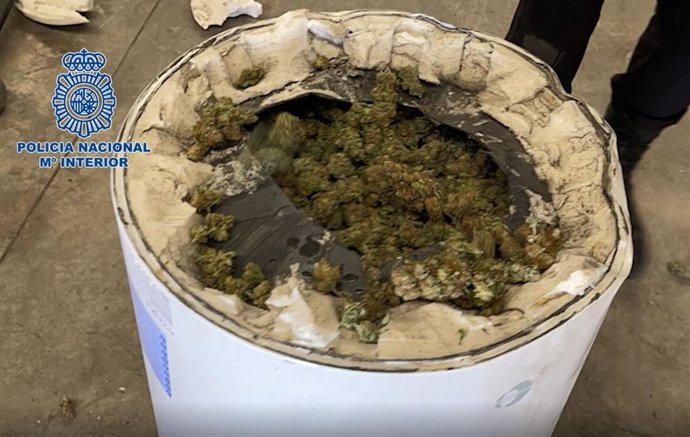 Marihuana oculta en un termo de agua