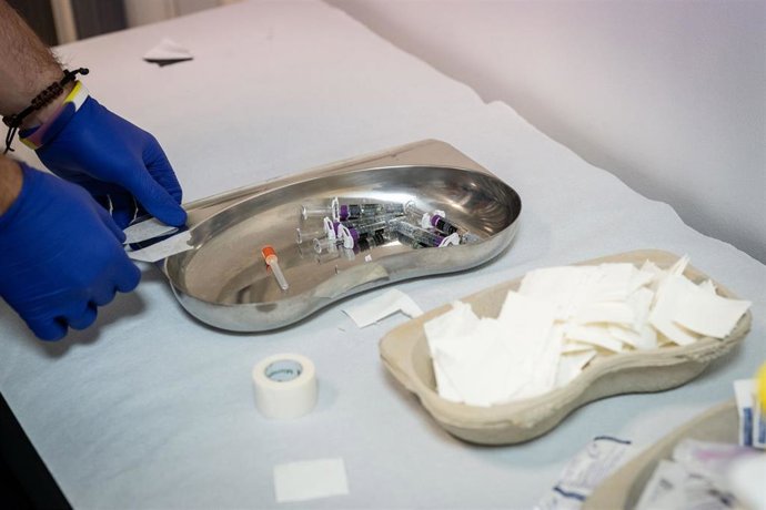 Un enfermero prepara la vacuna de la gripe