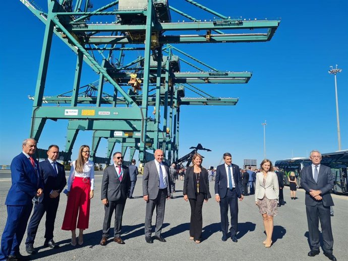 El delegado del Gobierno en Andalucía, Pedro Fernández, en su visitsa al Puerto de Huelva.