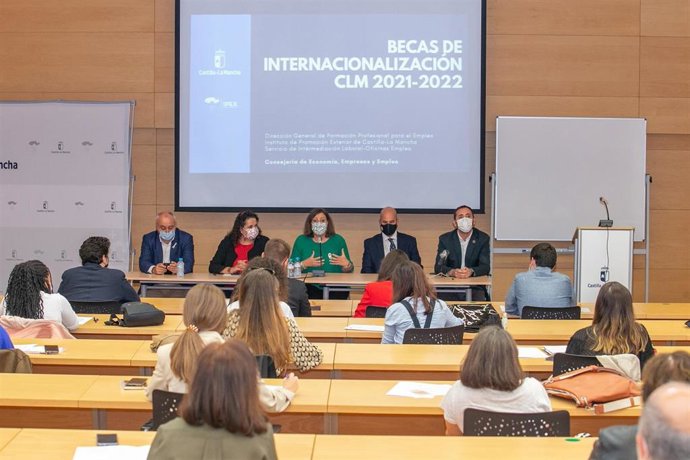 La consejera de Economía, Empresas y Empleo de C-LM, Patricia Franco, con los alumnos del primer programa de Becas de Internacionalización de la región