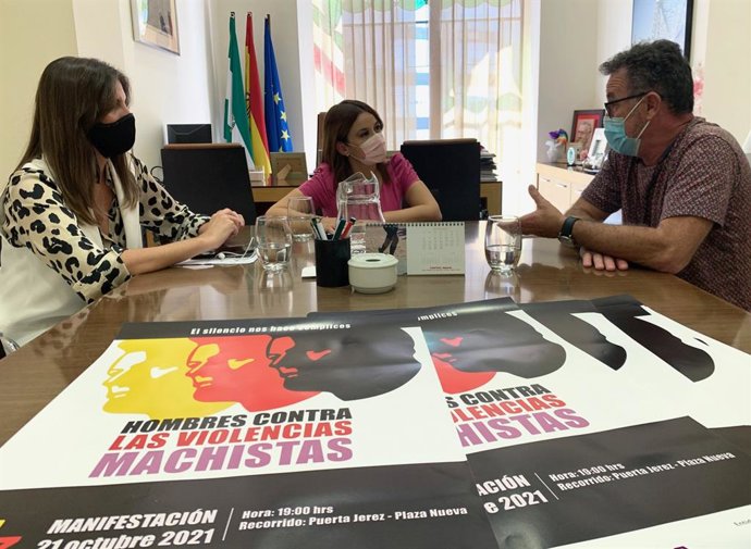 La secretaria general del PSOE de Sevilla, Verónica Pérez, y la secretaria de Igualdad y Equidad, Elizabeth Donaire, se han reunido este martes con Hilario Sáez, miembro de Hombres por la Igualdad y presidente de la Fundación Iniciativa Social