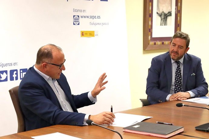 Acuerdo entre Gerardo Gutiérrez Ardoy, director General del SEPE, y Juan Luis Cruz, director general del Consorcio para el Desarrollo de la Sociedad de la Información y el Conocimiento Fernando de los Ríos.