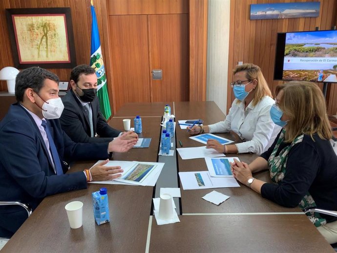 El consejero José Ramón Díez de Revenga y la alcaldesa Visitación Martínez durante la reunión en la que han analizado el proyecto regional de renaturalización del humedal de El Carmolí