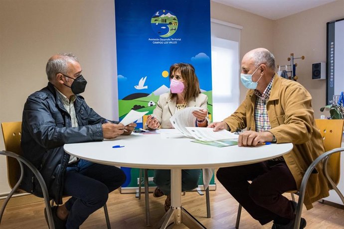 La consejera de Empleo y Políticas Sociales, Ana Belén Álvarez, firma el convenio para el Programa de Prevención del Aislamiento Social y la Soledad con la Red Cántabra de Desarrollo Rural y la Asociación Desarrollo Territorial Campoo-Los Valles.
