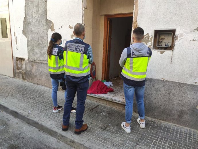 Agentes de la Policía Nacional, en la 'Operación Alssariq' en Pere Garau y Nuredduna.