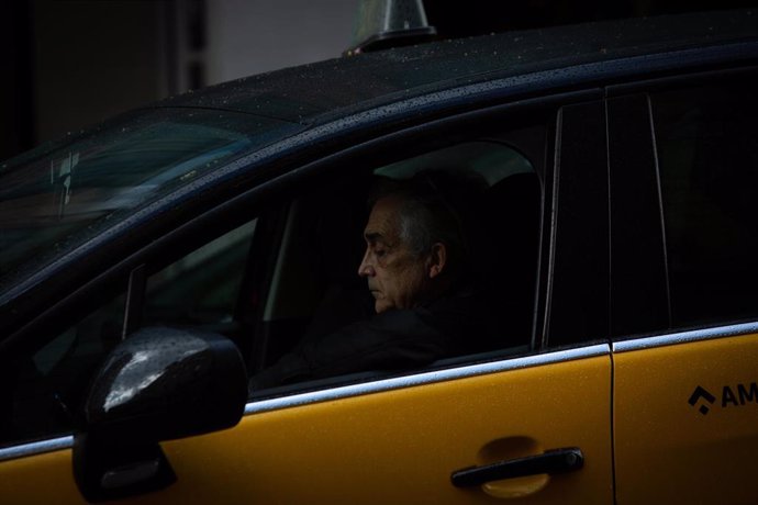 Archivo - Un taxista de Barcelona en una imagen de archivo. 