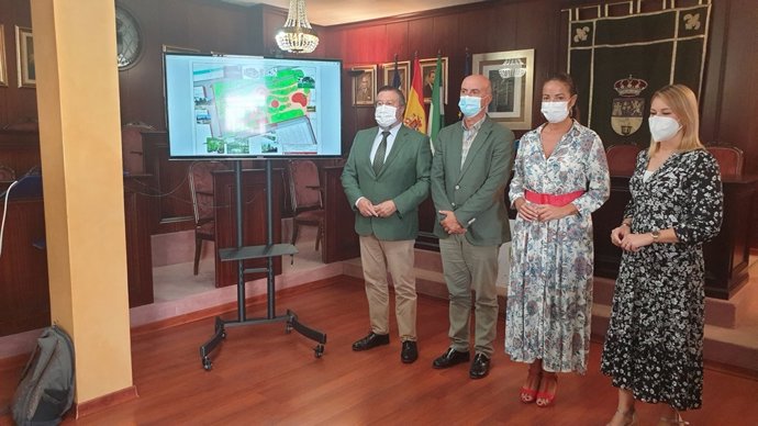 la delegada territorial de Turismo de la Junta en Huelva, María Ángeles Muriel, y su homólogo de Regeneración, Justicia y Administración Local, Alfredo Martín, se reúnen con el alcalde, Juan Manuel González. 