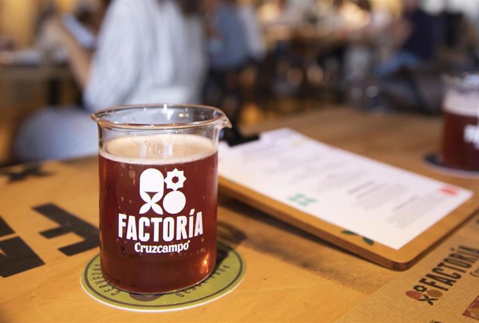 Presentación de la cerveza creada por Cruzcampo por el Mes de la Ciencia.