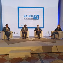 Los paralmentarios Luis Bará (BNG), Pedro Puy (PPdeG) y Gonzalo Caballero (PSdeG) en las jornadas sobre los 40 años de autonomía organizadas por la EGAP