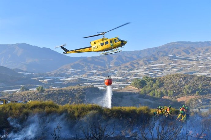 Archivo - Helicóptero del Infoca en el incendio de Gualchos