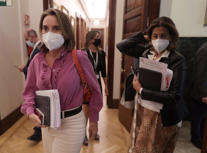 La portavoz parlamentaria del PP, Cuca Gamarra (i), antes de entrar a la Junta de Portavoces en el Congreso de los Diputados, a 13 de octubre de 2021, en Madrid (España).