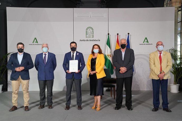 Firma de la Declaración Institucional para la adhesión de la Junta a la reindivicación del sector agrícola andaluz sobre el futuro de la PAC