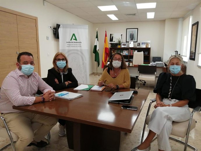 Reunión del alcalde de La Algaba, Diego Manuel Agüera Piñero, con la delegada territorial de Salud y Familias, Regina Serrano.