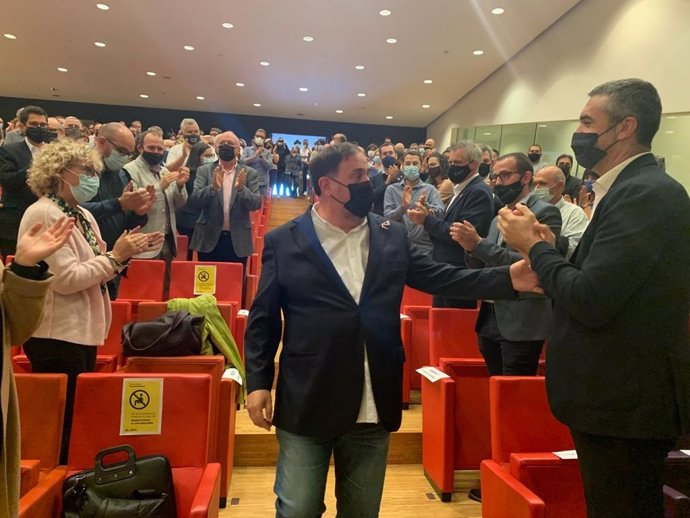 Oriol Junqueras saluda el delegat del Govern a Lleida, Bernat Solé, a la Llotja de Lleida