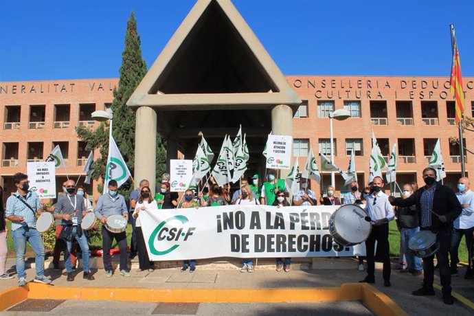 Protesta de CSIF ante la Conselleria de Educación