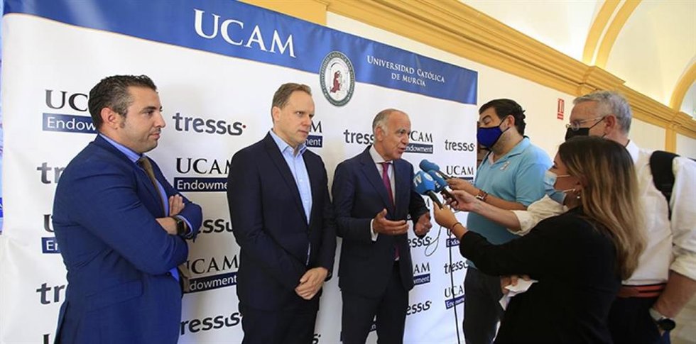 José Luis Mendoza García, director de Relaciones Institucionales de la UCAM; Daniel Lacalle, economista jefe de Tressis, y José Miguel Maté, consejero delegado de Tressis, atienden a los medios de comunicación en el acto